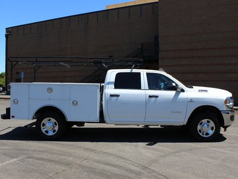 Used 2022 RAM 2500 Tradesman w/ Chrome Appearance Group AWD/4WD image 5