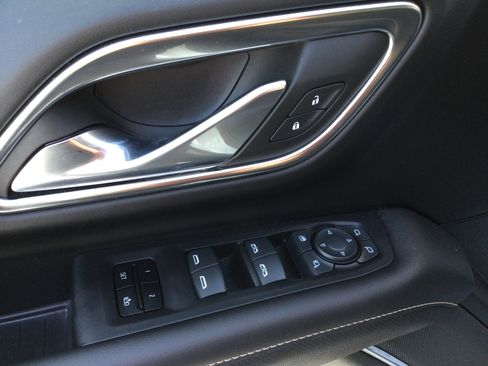 Used 2024 GMC Yukon SLT w/ SLT Luxury Package image 14