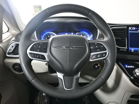 Used 2024 Chrysler Pacifica Touring-L FWD image 37