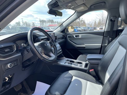 Used 2022 Ford Explorer XLT w/ Equipment Group 202A image 10