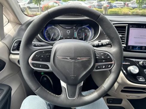 Used 2024 Chrysler Pacifica Touring-L FWD image 17