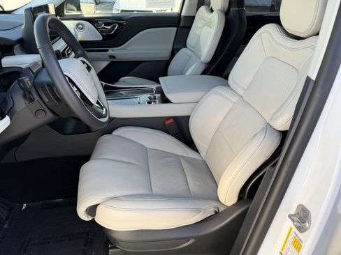 Used 2026 Lincoln Aviator Reserve AWD/4WD image 12