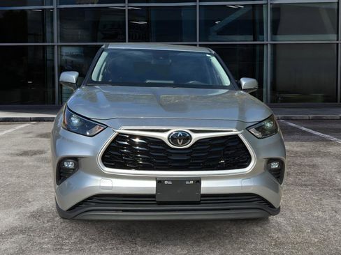 Used 2023 Toyota Highlander LE image 2