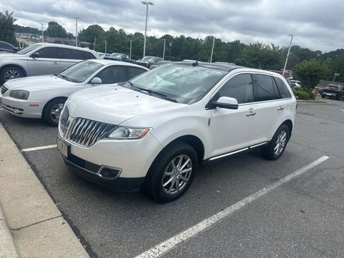 Used 2012 Lincoln MKX FWD image 3