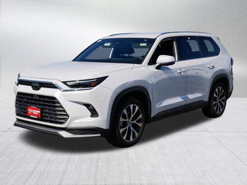 Used 2024 Toyota Grand Highlander AWD Hybrid image 3