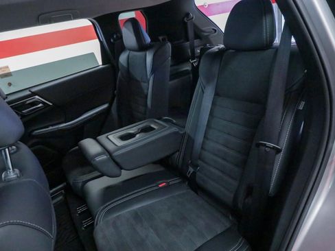 Used 2024 Mitsubishi Outlander SE image 13