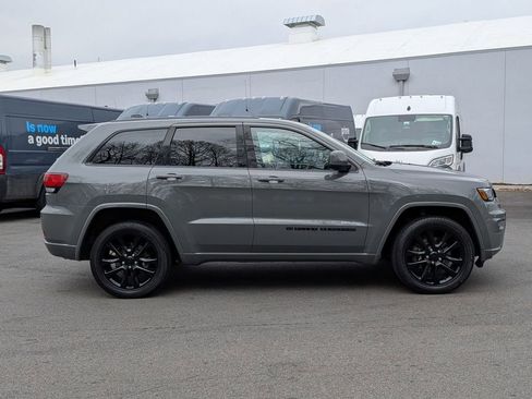 Certified 2022 Jeep Grand Cherokee Laredo X AWD/4WD image 2