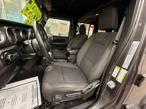 Used 2018 Jeep Wrangler Unlimited Sahara AWD/4WD image 10