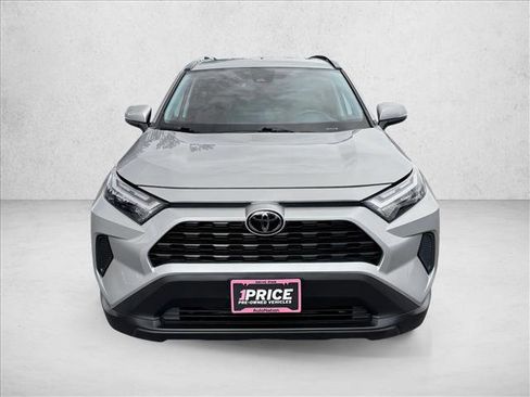 Used 2025 Toyota RAV4 XLE AWD/4WD image 2