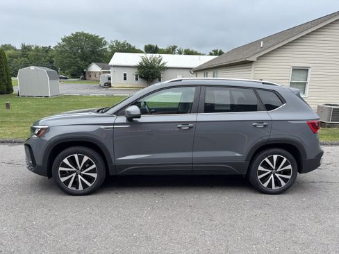 Used 2023 Volkswagen Taos SE w/ Panoramic Sunroof Package AWD/4WD image 7
