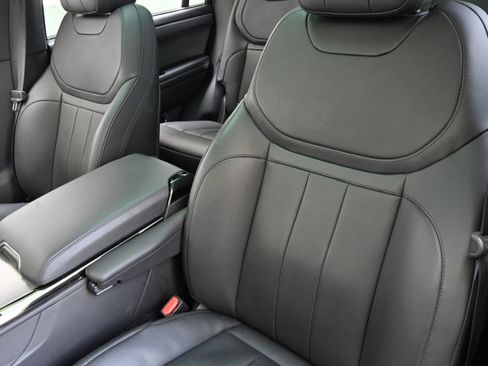 Used 2025 Land Rover Range Rover Sport SE AWD/4WD image 10