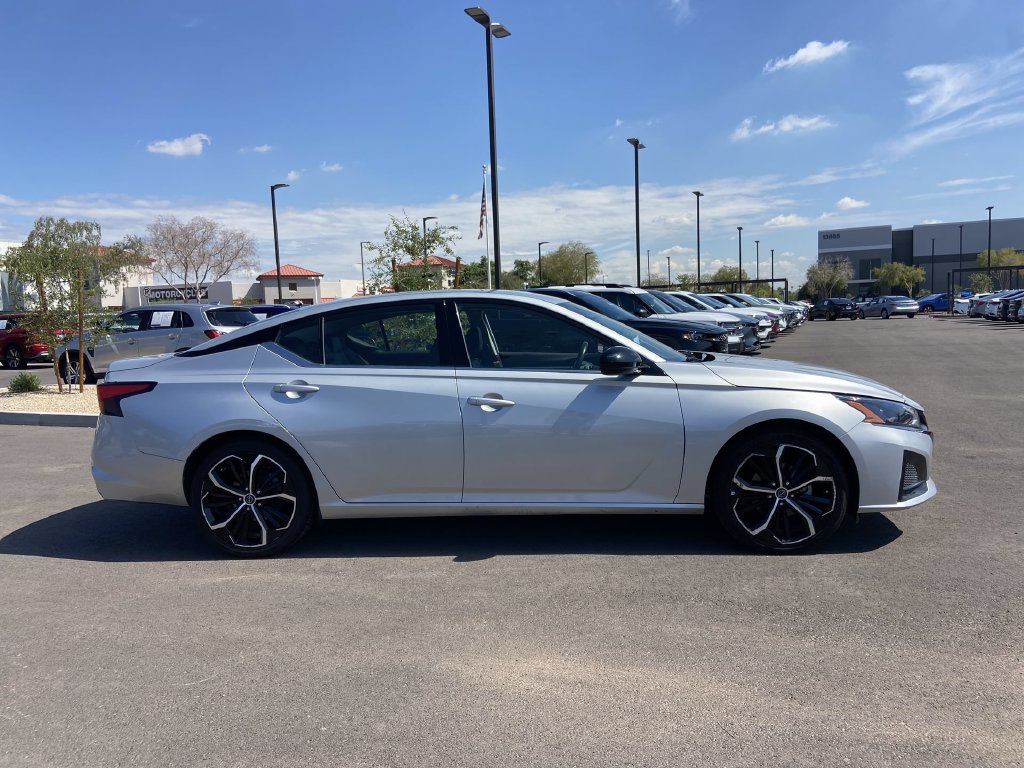 Used 2024 Nissan Altima 2.5 SR FWD image 2
