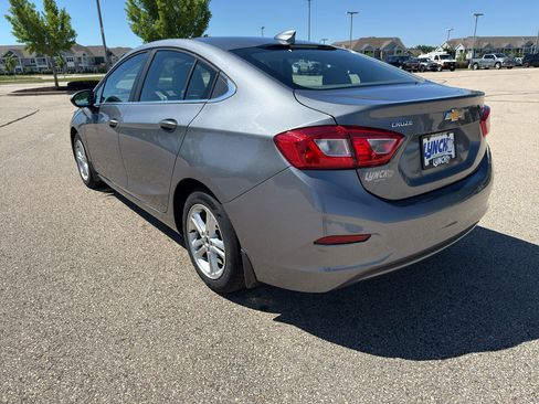 Used 2018 Chevrolet Cruze LT w/ Convenience Package FWD image 3