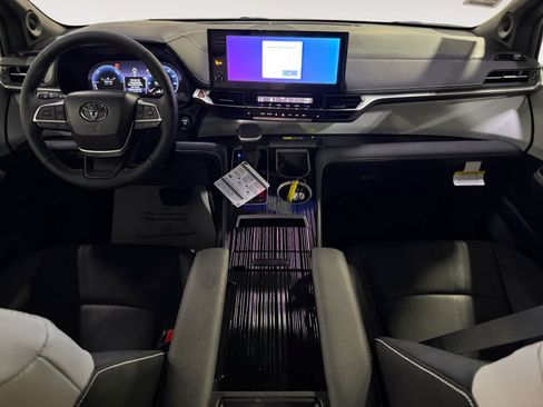 New 2026 Toyota Sienna XSE FWD image 13