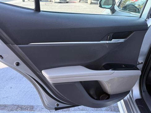 Used 2020 Toyota Camry SE image 11