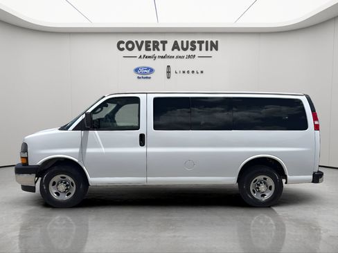Used 2018 Chevrolet Express 3500 LT w/ LT Preferred Equipment Group RWD image 3