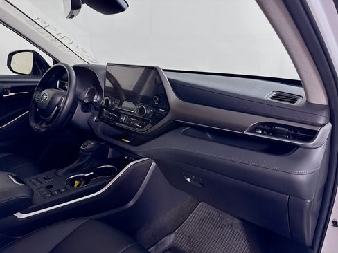 Certified 2024 Toyota Highlander XLE AWD/4WD image 29