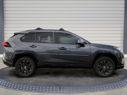 Used 2023 Toyota RAV4 SE image 8