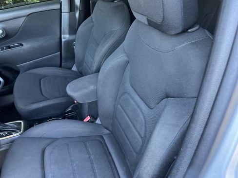 Used 2018 Jeep Renegade Latitude FWD image 11