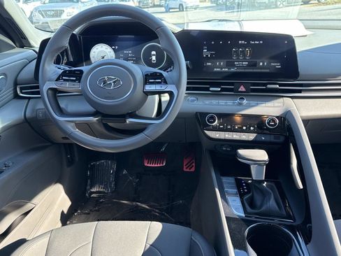 Certified 2023 Hyundai Elantra SEL w/ Convenience Package image 2