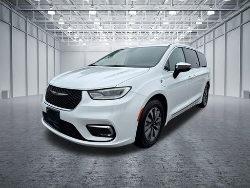 Used 2023 Chrysler Pacifica Limited FWD image 3
