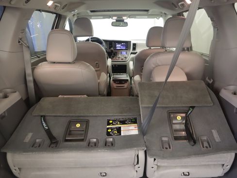 Used 2019 Toyota Sienna XLE image 12