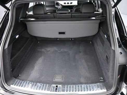 Certified 2023 Porsche Cayenne Platinum Edition image 33