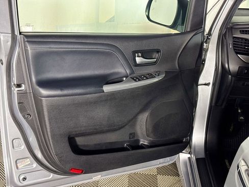 Used 2015 Toyota Sienna SE w/ SE Preferred Package FWD image 10