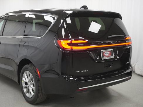 New 2027 Chrysler Pacifica Select AWD/4WD image 12