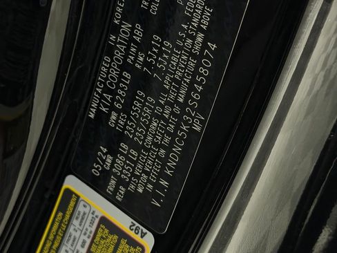 Used 2025 Kia Carnival EX image 34