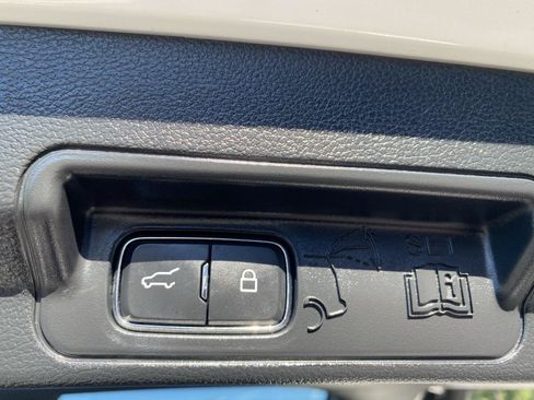Used 2022 Ford Explorer XLT w/ Equipment Group 202A AWD/4WD image 10