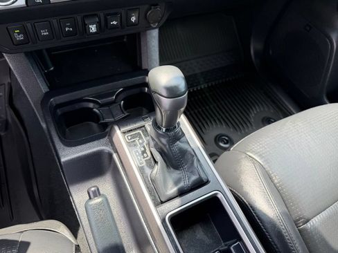 Used 2022 Toyota Tacoma Limited w/ Black Out Package (TMS) AWD/4WD image 25