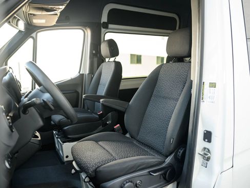Used 2021 Mercedes-Benz Sprinter 2500 image 24