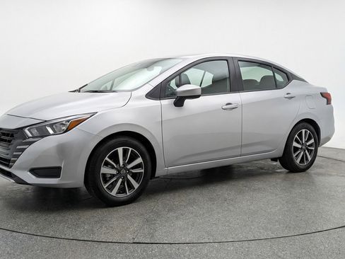 Used 2025 Nissan Versa SV image 3