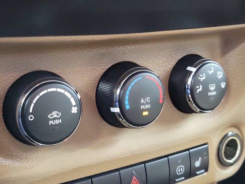 Used 2011 Jeep Wrangler Sahara w/ Connectivity Group AWD/4WD image 27