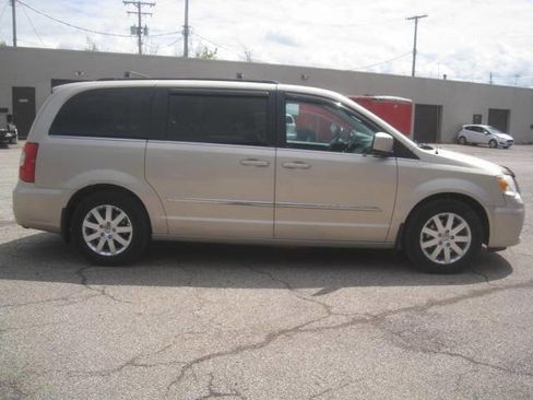 Used 2014 Chrysler Town & Country Touring FWD image 4