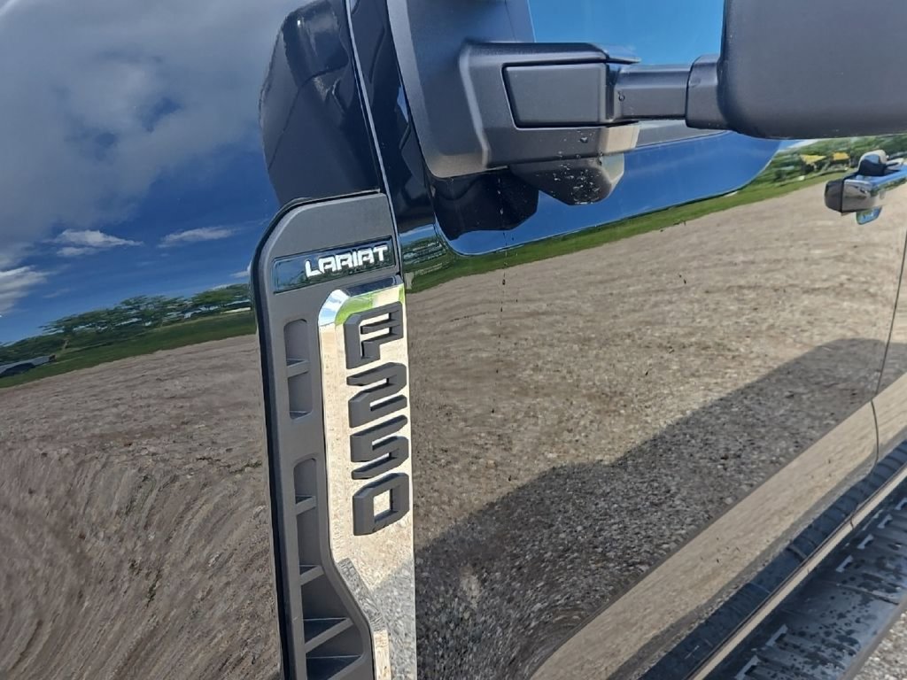 Used 2025 Ford F250 Lariat AWD/4WD image 17