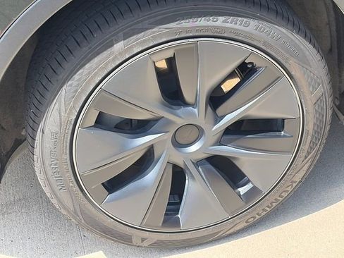 Used 2024 Tesla Model Y Long Range AWD/4WD image 11