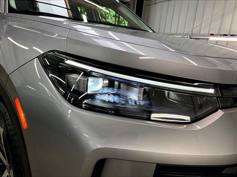 Certified 2025 Volkswagen Tiguan SE w/ Panoramic Sunroof Package image 31