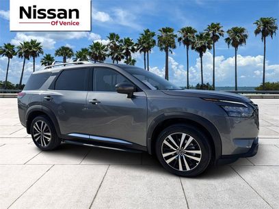 New 2025 Nissan Pathfinder Platinum w/ Lighting Package (N93)