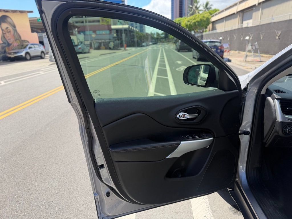 Used 2018 Jeep Cherokee Latitude Plus FWD image 8