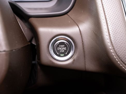Used 2022 GMC Yukon XL SLT w/ SLT Premium Package RWD image 30