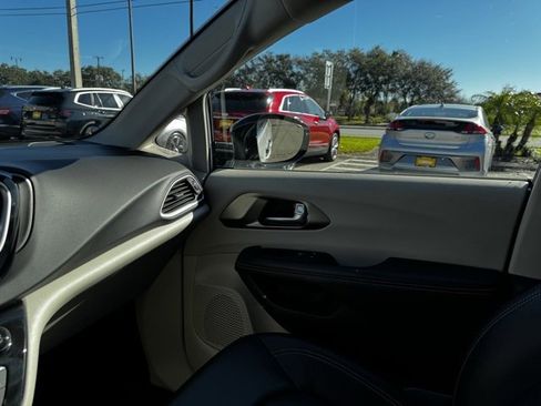 Used 2024 Chrysler Pacifica Touring-L image 25