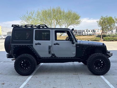 Used 2016 Jeep Wrangler Unlimited Rubicon AWD/4WD image 2