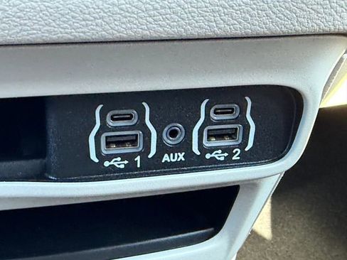 Used 2024 Chrysler Pacifica Touring-L image 13