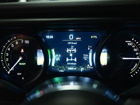 Used 2025 Jeep Wrangler Unlimited Sahara AWD/4WD image 16