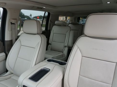 Used 2021 GMC Yukon XL Denali w/ Denali Premium Package image 22