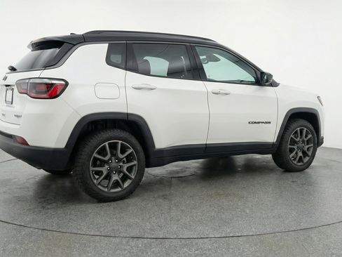 Used 2025 Jeep Compass Trailhawk AWD/4WD image 9