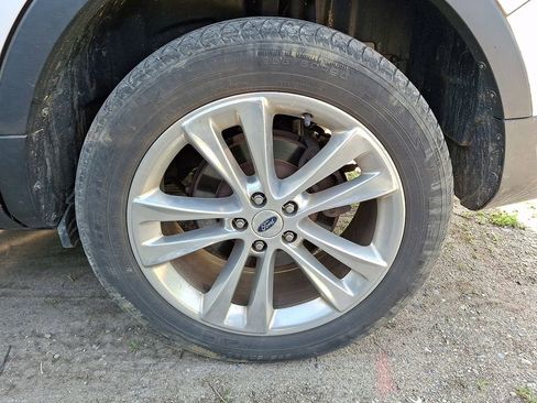 Used 2019 Ford Explorer XLT w/ Equipment Group 202A AWD/4WD image 8
