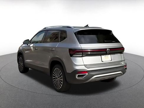 Used 2025 Volkswagen Taos SE FWD image 13